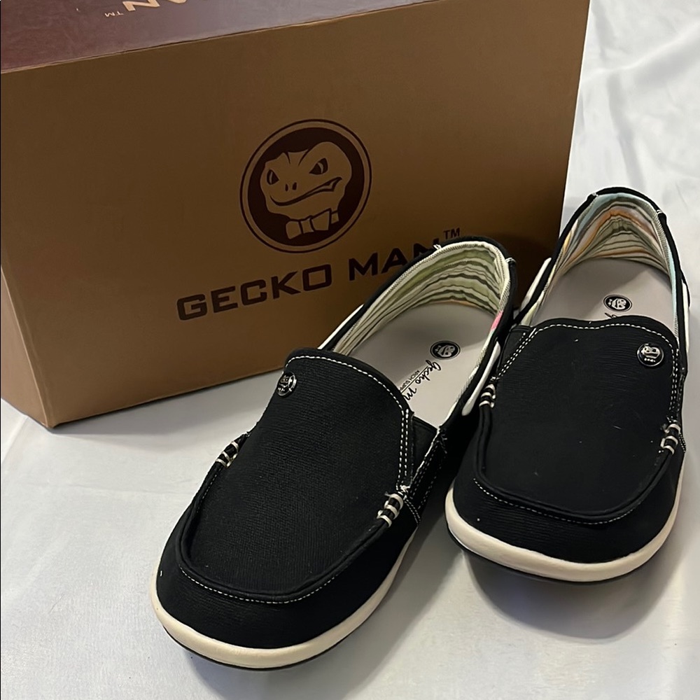 BNWT GECKO MAN BLACK LOAFERS